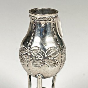 Mate de Plata 800 con Tres Patas y Detalles Florales - imagen 2