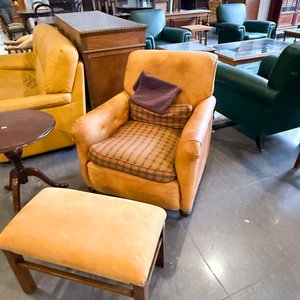 Lote siguiente: Sillón Individual de Cuero Naranja con Reposapiés y Mesa Auxiliar Redonda