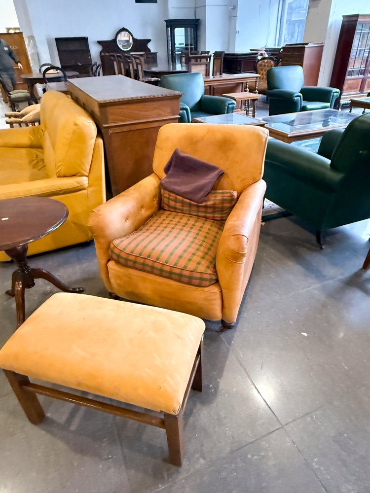 Sillón Individual de Cuero Naranja con Reposapiés y Mesa Auxiliar Redonda