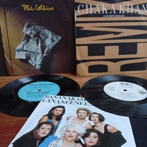 Lote siguiente: Tres Discos Simples de Vinilo: Phil Collins, Chaka Khan y Bananarama