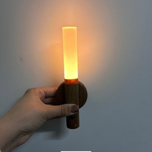 Luz LED Portátil con Base de Madera y Puerto USB - imagen 3