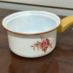 Lote de Teteras y Cacerola de Metal Esmaltado Blanco con Flores y Bordes Dorados - imagen 16