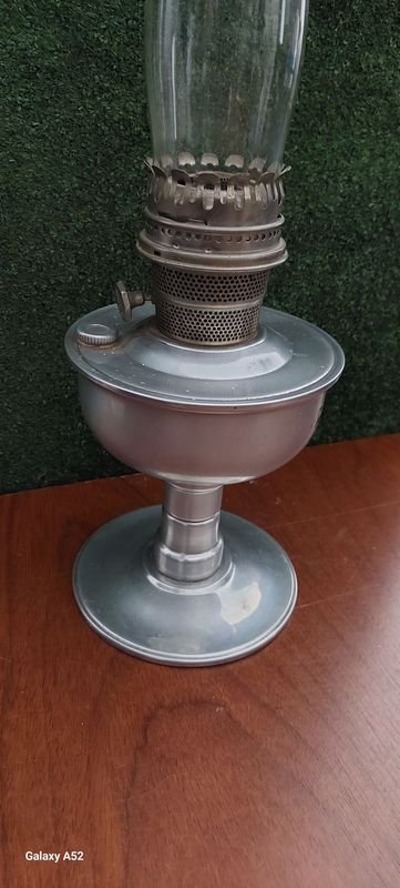 Lámpara de vidrio claro con base metálica - imagen 2