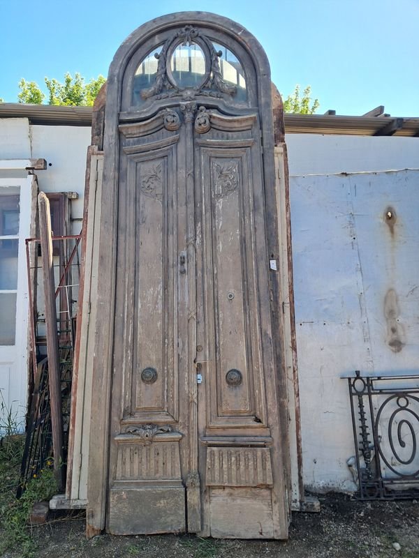 Puerta antigua de dos hojas con detalles a restaurar - imagen 3