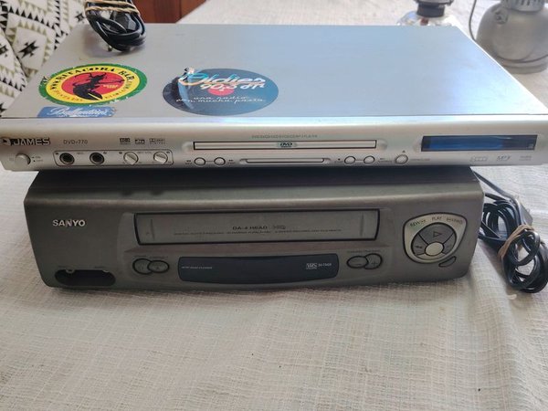 DVD y reproductor Sanyo con estantería - imagen 2