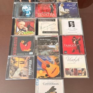 Lote siguiente: Lote de 16 CDs de Música Popular, Tango y Folklore