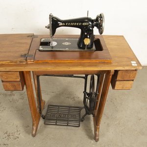Máquina de Coser Antigua "Clipper" Singer con Mueble de Madera y Pie Metálico - imagen 2