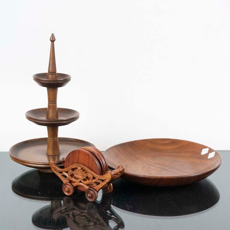 Lote anterior: Fuente y posavasos de madera con diseño tallado