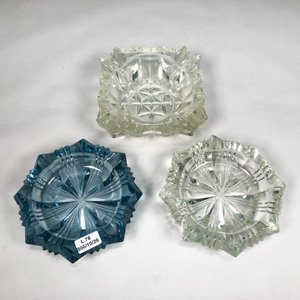 Lote siguiente: Tres Ceniceros de Vidrio Vintage con Detalles Labrados
