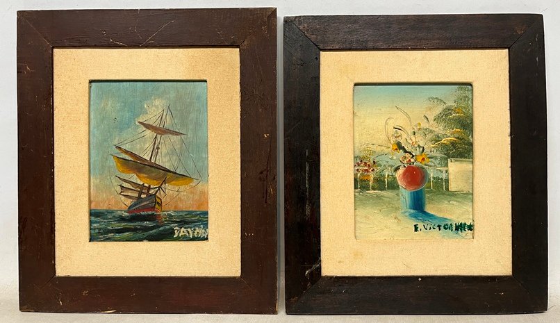 Pinturas de flores y velero sobre mesa