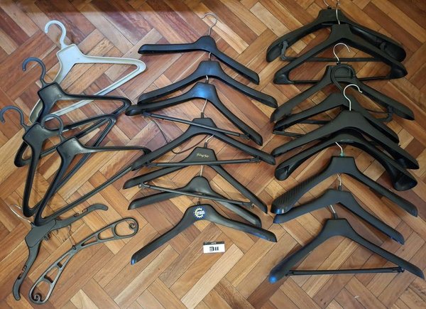 Lote de Perchas Plásticas Variadas