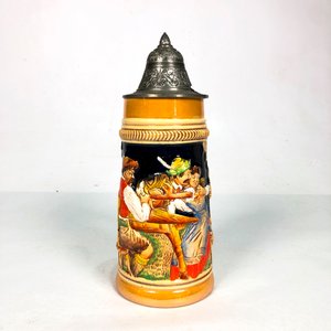 Jarra de Cerveza Alemana de Porcelana "King", Pintada a Mano, con Tapa Metálica - imagen 2