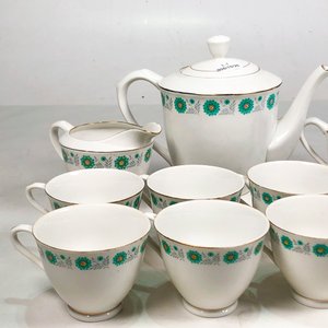 Juego de Porcelana Blanca con Guarda Floral Verde y Dorada: Tetera, Lechera, Azucarero, Tazas y Platitos (15 Piezas) - imagen 3