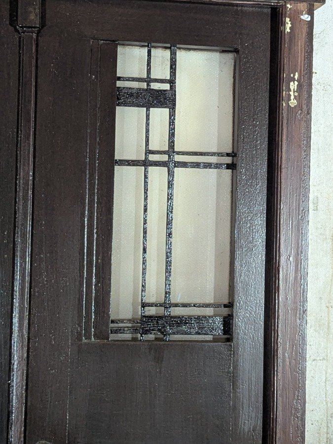 Puerta de frente antigua en cedro con reja y marco de pinotea - imagen 6