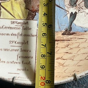 Antiguo Plato Francés de Cerámica Artística con Escena Costumbrista - imagen 3