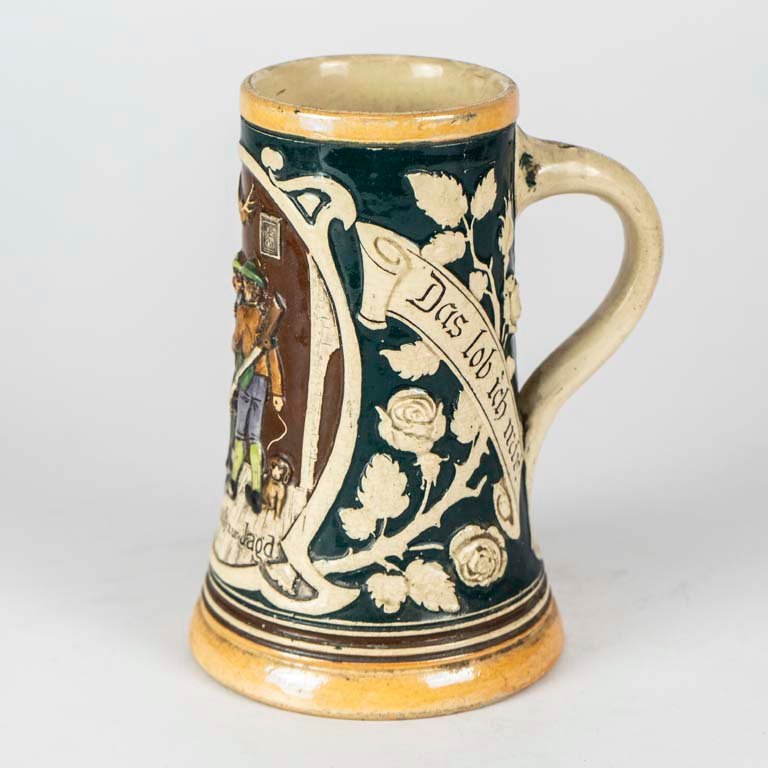 Jarra de cerveza cerámica alemana con escenas en relieve - imagen 2