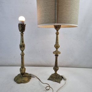 Par de Veladores Antiguos de Metal con Pantalla Textil Beige - imagen 2