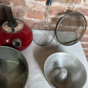 Set de Utensilios de Cocina: Sartén, Cafetera Roja, Coladores y Budineras - imagen 8