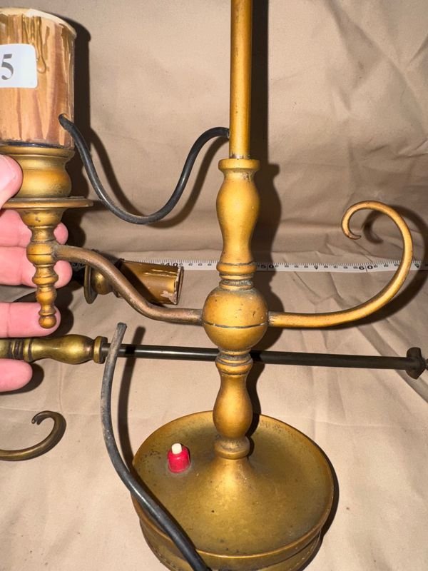 Lámpara Antigua de Mesa Estilo Candelabro de Dos Luces en Latón - imagen 1