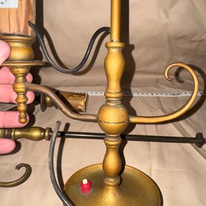 Lote siguiente: Lámpara Antigua de Mesa Estilo Candelabro de Dos Luces en Latón