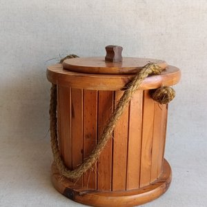 Lote siguiente: Conservadora de Madera con Tapa y Cuerda