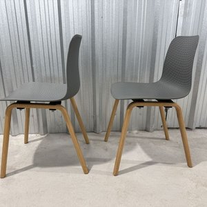 Juego de 2 Sillas de Plástico Gris con Patas de Madera Clara - imagen 5