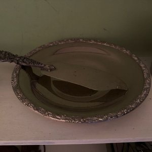 Lote de 7 Artículos de Aluminio y Platino: Servidor, Azucarero, Yerbera y Platos - imagen 7