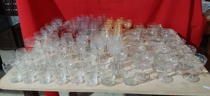 Lote siguiente: Colección de Cristalería para Decoración
