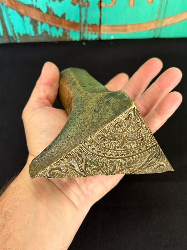 Antiguo troquel de talabartero pesado bronce impecable usado para hacer puntas de las caronas - imagen 1
