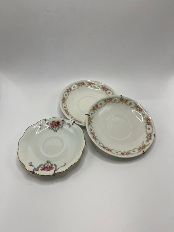 Saucers y plato de colgar con patrón floral y detalles de oro - imagen 1