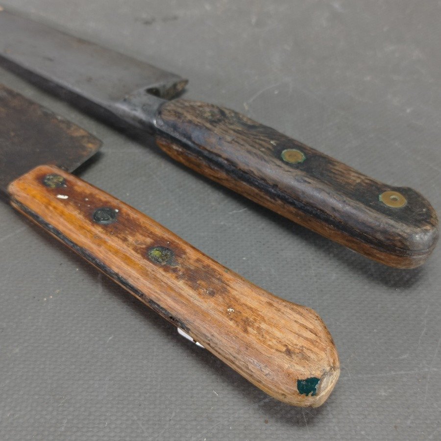 Dos cuchillos con mango en madera y remaches en bronce - imagen 4