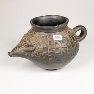 Jarra de Terracota con Forma de Mulita y Asa, Firmada - imagen 2