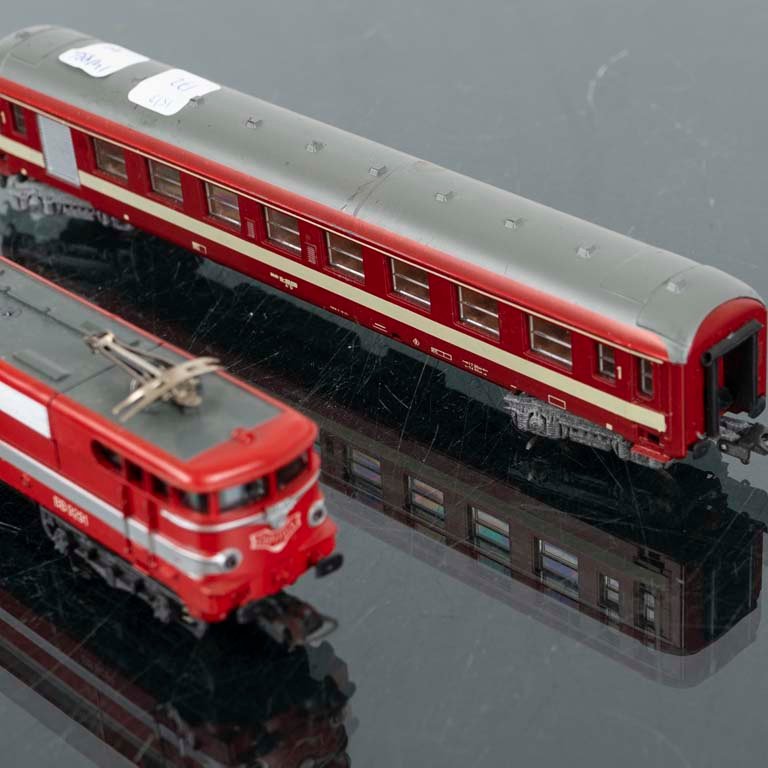 Modelo de tren a escala con locomotora y vagon - imagen 2