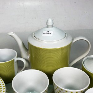 Juego de Porcelana Blanca y Verde con Lunares Dorados: Tetera, Azucarero, Lechera, Tazas y Platitos - imagen 2