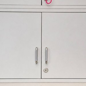 Archivador Gris con Doble Puerta Batiente y Cerradura - imagen 1