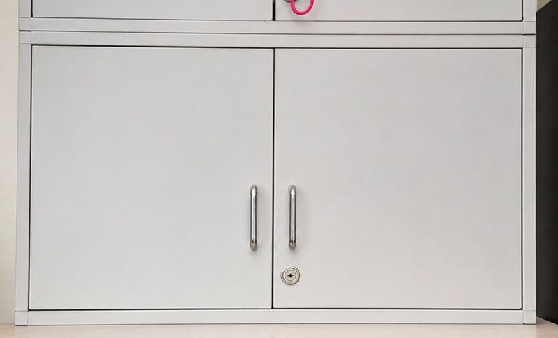 Archivador Gris con Doble Puerta Batiente y Cerradura