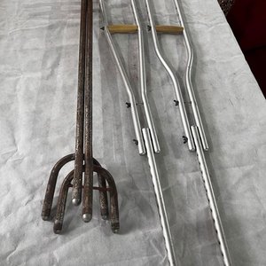 Lote siguiente: Par de Muletas y Dos Bastones de Apoyo