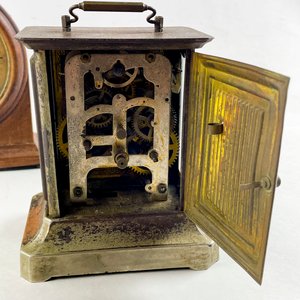Dos Relojes de Sobremesa Antiguos de Madera y Bronce - imagen 3