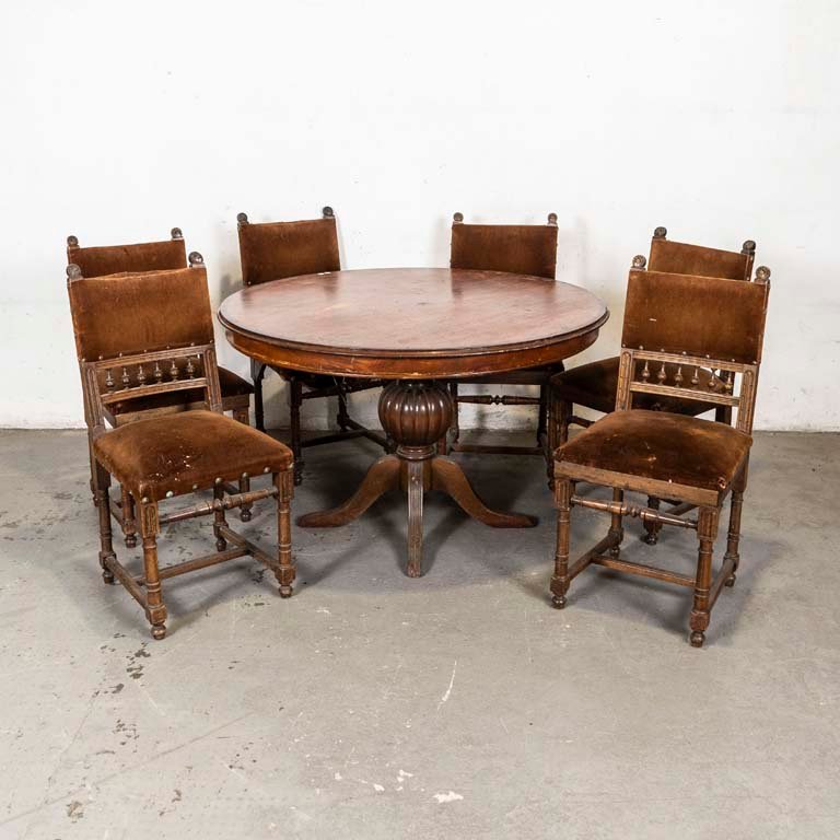 Lote anterior: Mesa de comedor con seis sillas en estilo Tudor