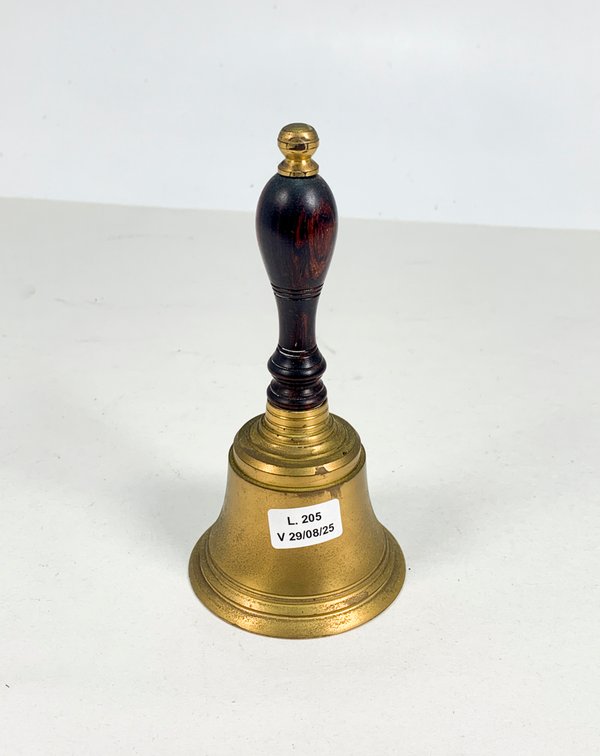 Lote siguiente: Campanilla de bronce con cabo de madera
