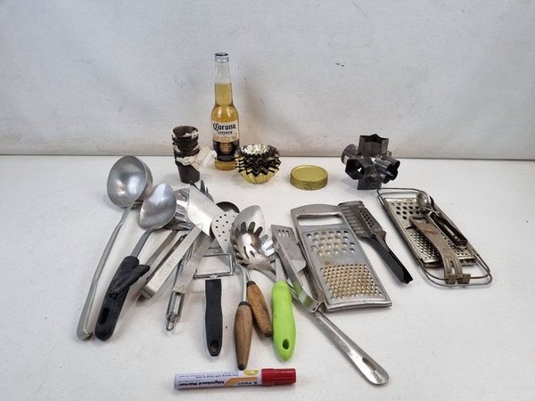 Lote de Utensilios de Cocina: Ralladores, Espumaderas y Moldes - imagen 1