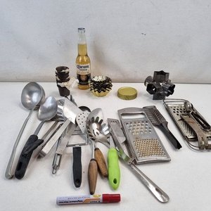 Lote siguiente: Lote de Utensilios de Cocina: Ralladores, Espumaderas y Moldes
