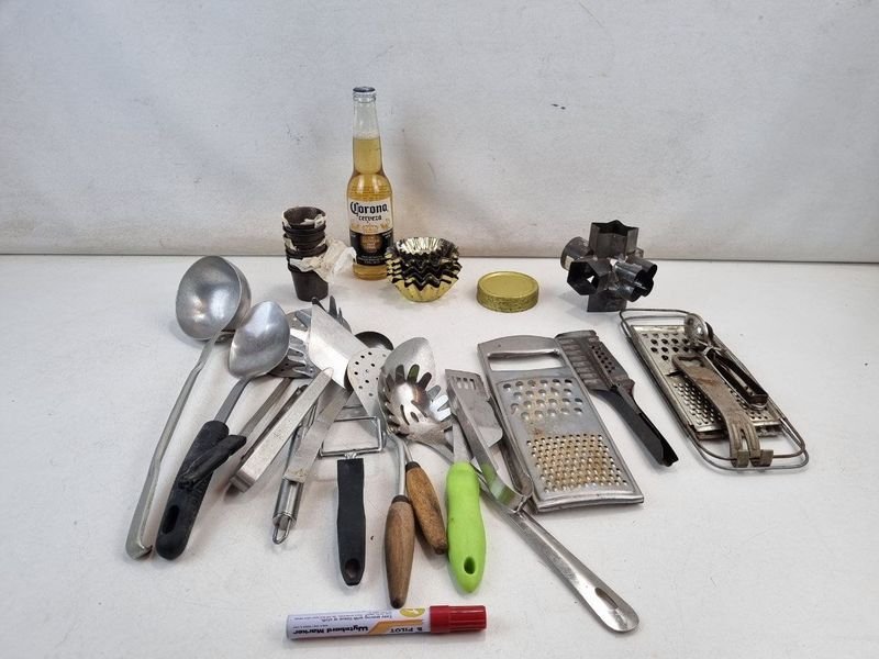 Lote de Utensilios de Cocina: Ralladores, Espumaderas y Moldes
