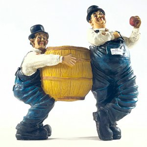 Figura Decorativa de Personajes con Barril Amarillo - imagen 3