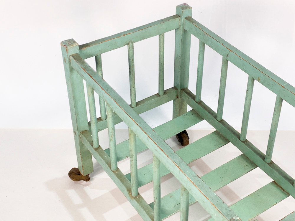 Cuna en madera color verde para muñecas - imagen 4