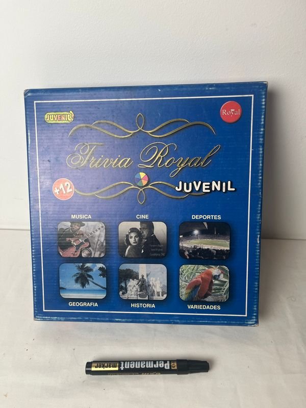 Juego de Trivial en una caja azul