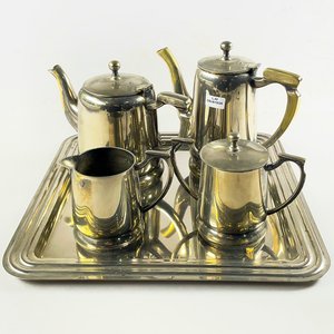 Lote siguiente: Juego de Metal para Servir: Bandeja, Tetera, Cafetera, Azucarero y Lechera