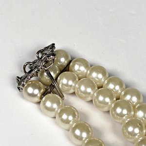 Dos Collares de Perlas de Fantasía con Broche Decorado - imagen 4