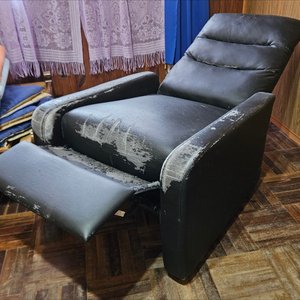 Sillón Reclinable Negro con Desgaste - imagen 3