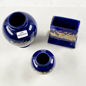 Tres Floreros de Porcelana Azul Cobalto con Decoración Floral y Carruajes - imagen 2
